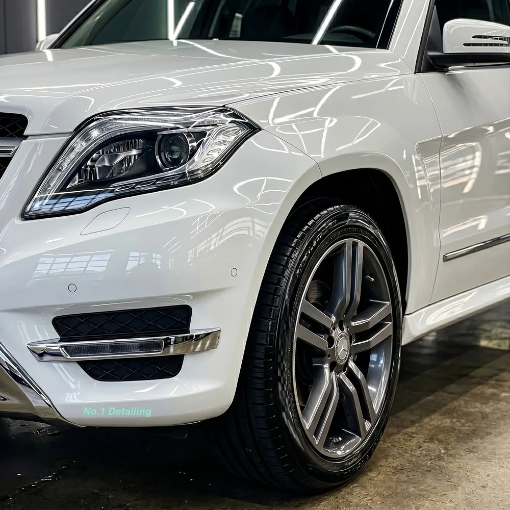 흰색 SUV 앞 범퍼와 헤드램프